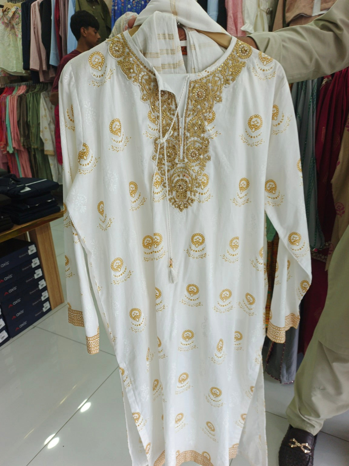 White Golden Elegance 3-Piece Lawn Suit | W3 three-piece lawn suit